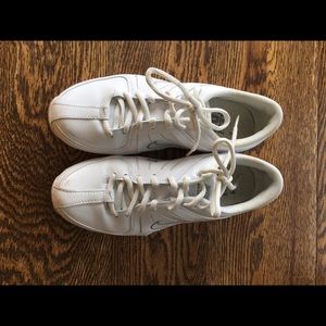 Nike women’s tennis shoes size 7.